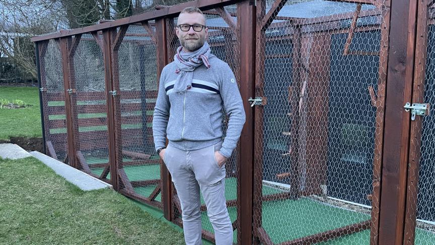Loïc Maillard, gérant de la pension Au Royal Félin à Setques, devant les enclos
